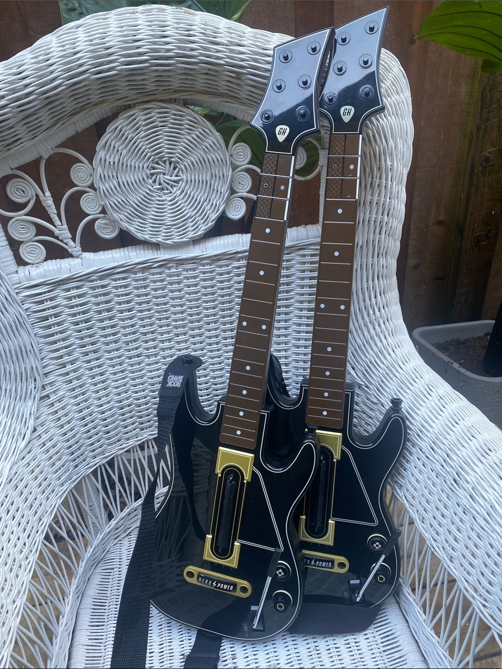 X Box 1 2Wireless Dual Guitar Controllers, Guitar Hero Live, 1 dongle, 2 straps - Picture 12 of 16